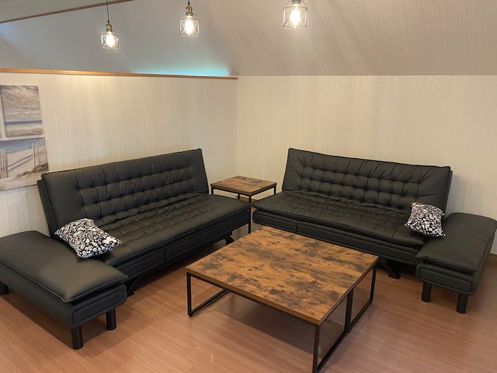 โซฟาสีดำเปลี่ยนเป็นเตียงกึ่งคู่เมื่อคุณล้มพนักพิง