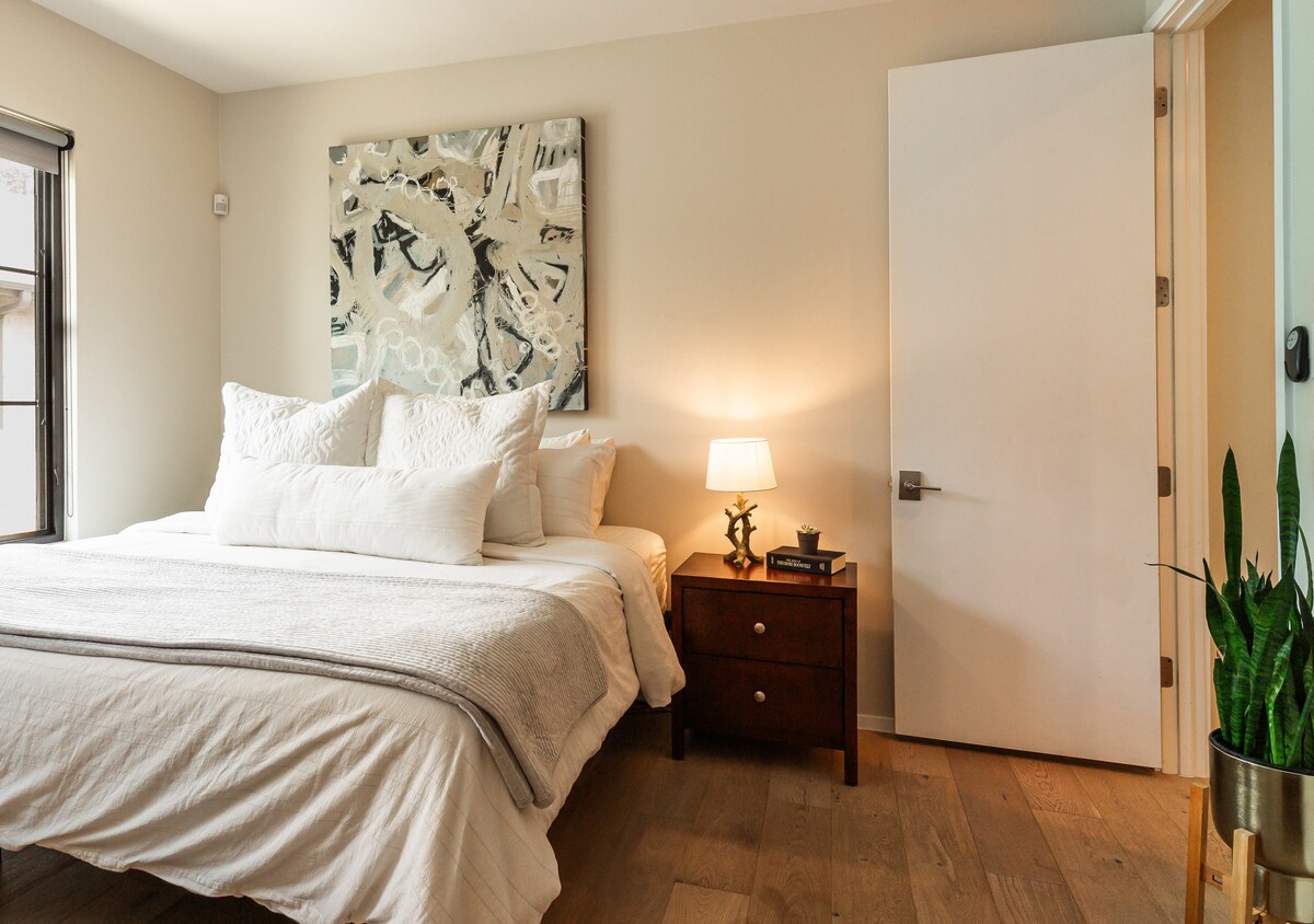 سرير كينج مريح للغاية مع تعديلات الرأس والقدم التي يتم التحكم فيها عن بعد حتى تتمكن من النوم بدون جاذبية.