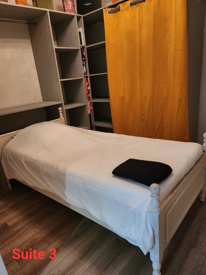 الجناح رقم3
يتكون الجناح من غرفتي نوم وحمام واحد.
غرفة النوم الأولى بسرير واحد 90 × 190
غرفة نوم ثانية بسرير واحد 140 × 200