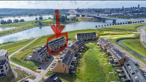 Unique luxury home with unobstructed views on the Waal!