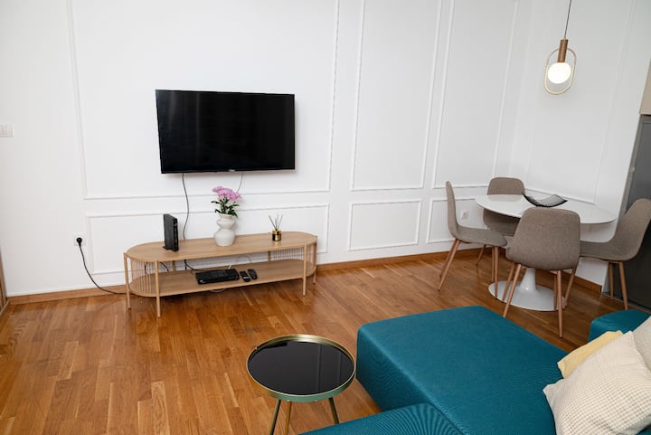 TV je opremljen kabelskom televizijom, a dostupan je i Wi-Fi.