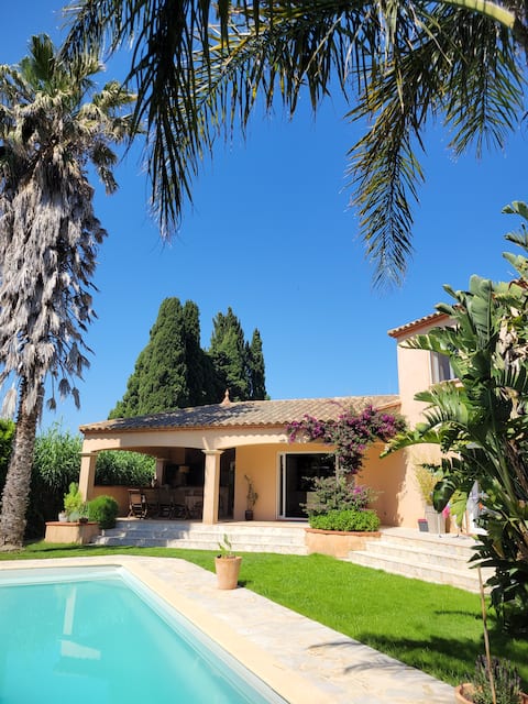 Air-conditioned family villa, pool, close to the sea.