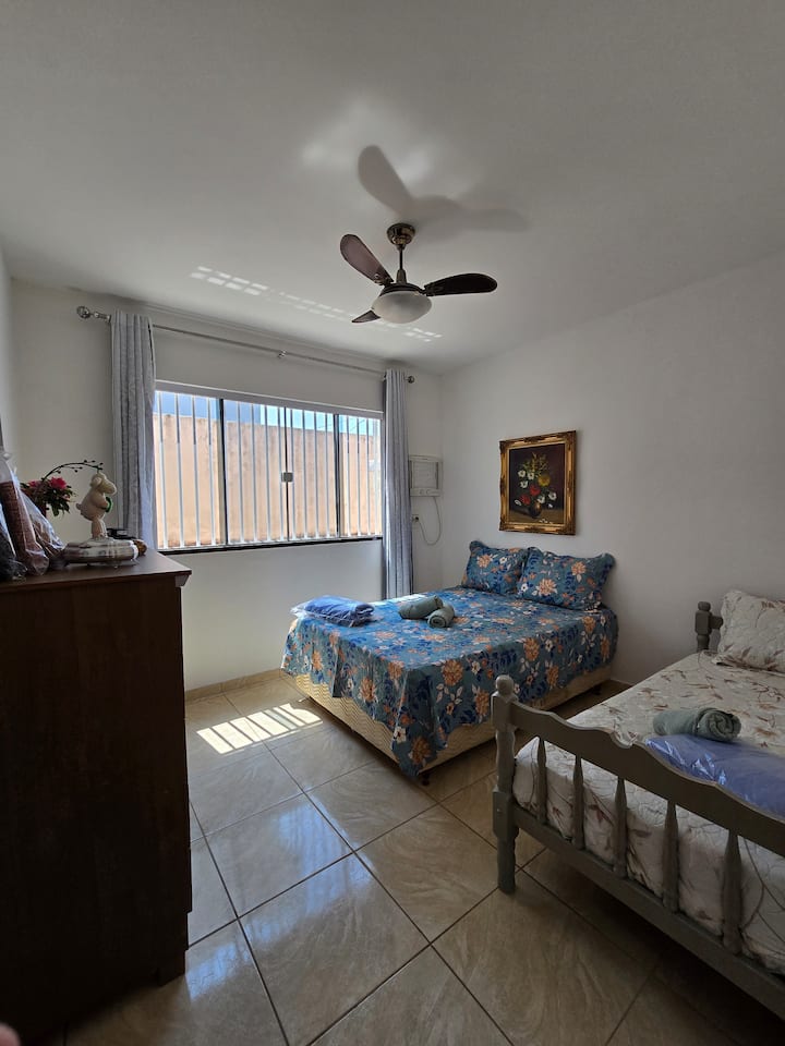 Dhomë e gjithanshme me një krevat dopio dhe një krevat tek, ajër të kondicionuar dhe ventilator, duke iu përshtatur në mënyrë të përkryer nevojave të ndryshme të akomodimit.