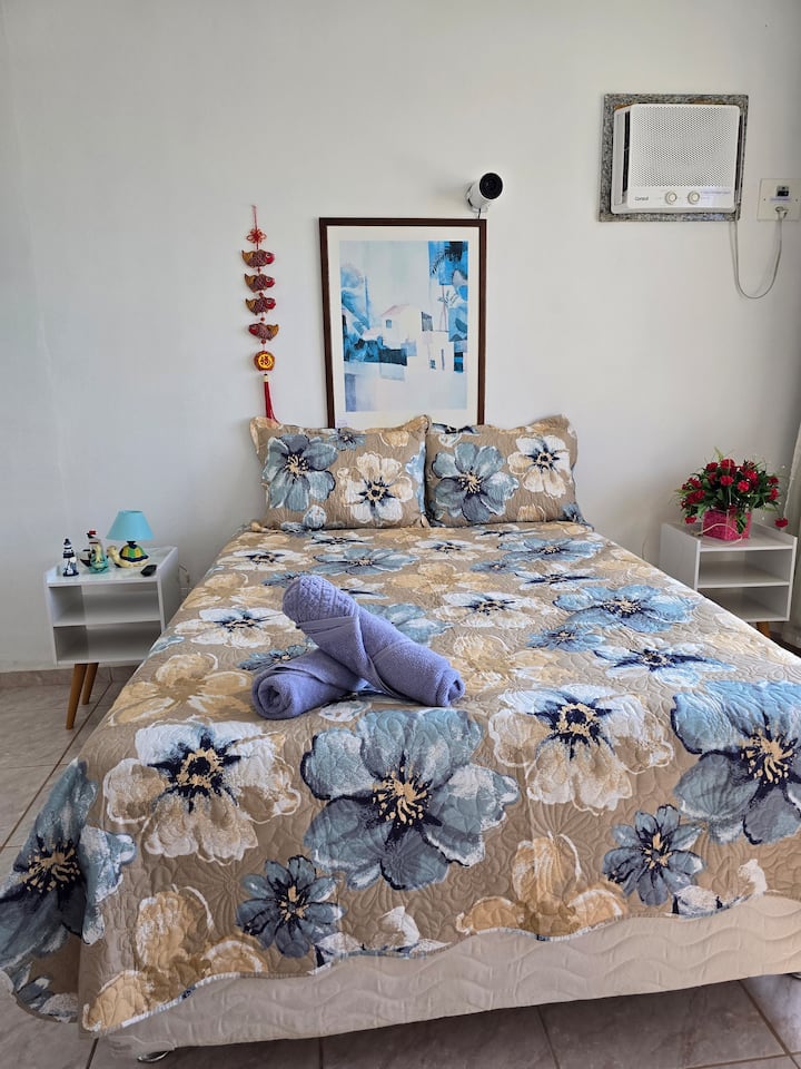 Një dhomë e rehatshme me krevat dopio, ajër të kondicionuar dhe një ventilator për rehatinë tënde. Përfshin tavolinën pranë krevatit dhe një projektor 4K, të përsosur për momente argëtimi. Ideale për t 'u çlodhur në çdo mot!