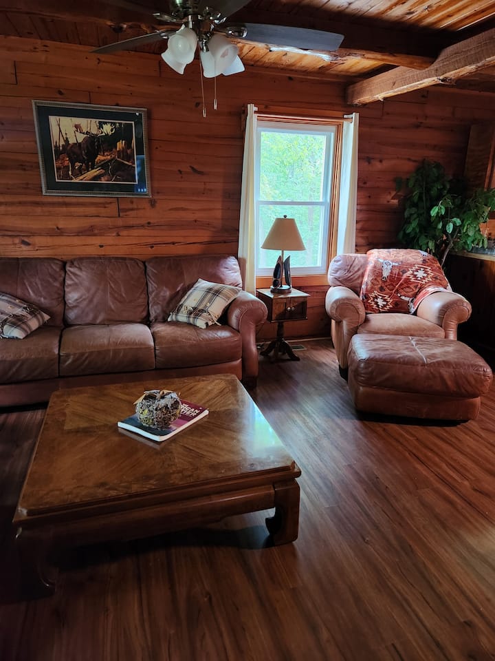 Cozy Log Cabin Retreat - Kentucky Lake