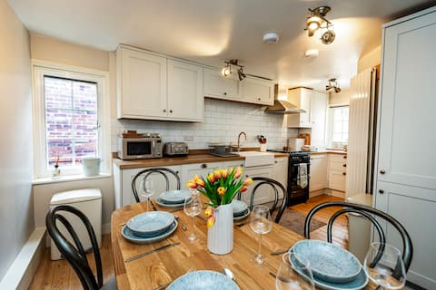 3 bedroom home in centre of Ludlow free parking