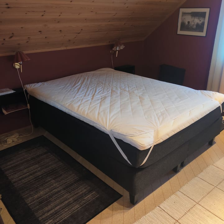 Спална соба со кревет од 150 см.