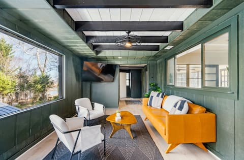 Town retreat with river view “Urban Pearl”