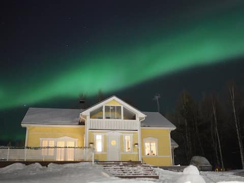 Arctic Lakeside Villa