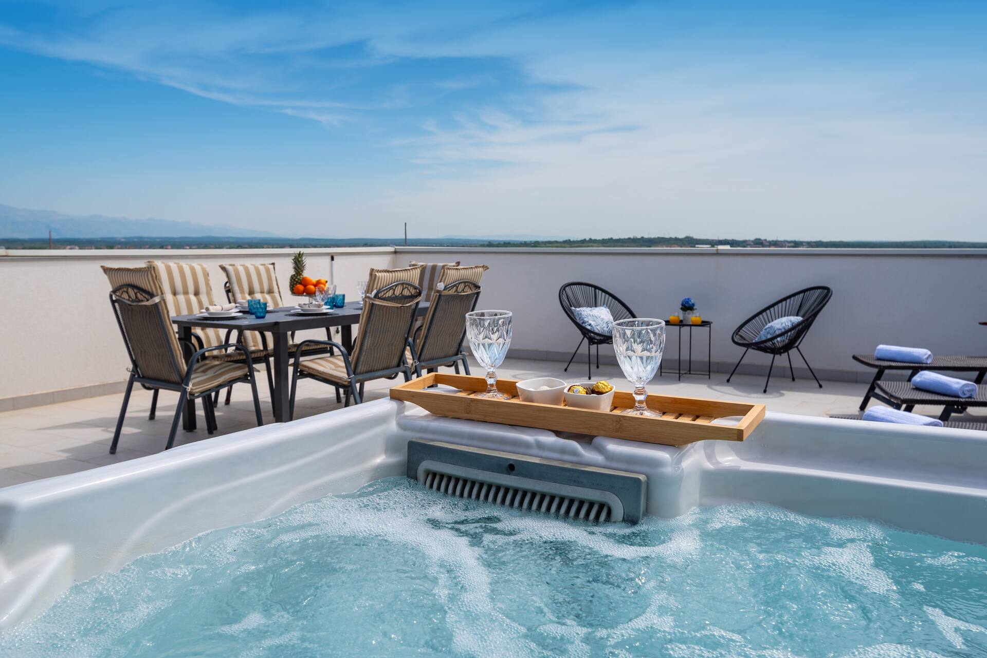 Luxury penthouse with jacuzzi!