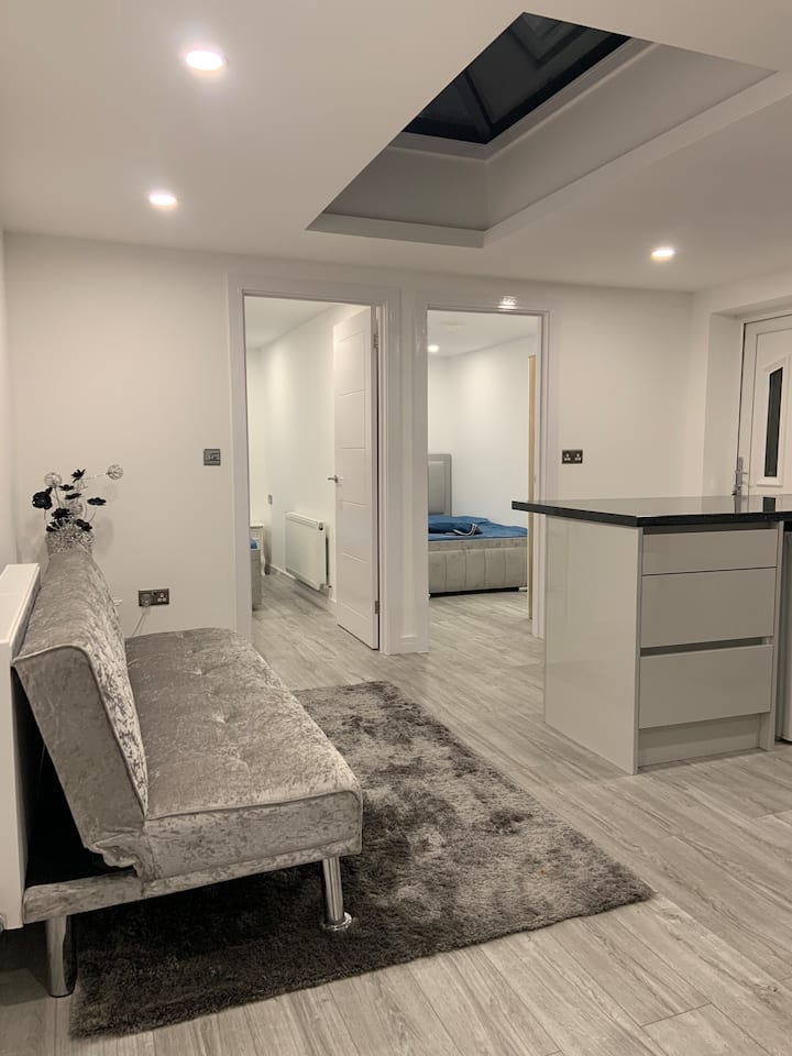 Exquisite 2 Bedroom Fully Furnished Annex - High Wycombe