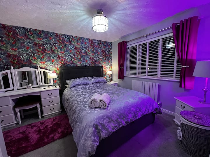 Recientemente decorado con un ambiente luminoso y relajante. Ducha,lavabo e inodoro en suite. Cable de carga múltiple, altavoz bluetooth, lámparas de noche y un montón de espacio de almacenamiento doble disponible. Cama tamaño king con colchón híbrido de resortes /espuma viscoelástica de calidad. 