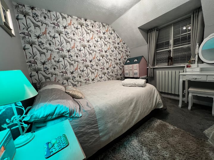 Agradable dormitorio temático para adultos o niños con una cama doble. Casa de muñecas y muebles y un tocador infantil. Más actividades infantiles (libros, juegos, rompecabezas) en el gran ‘armario empotrado’. Un montón de espacio para colgar /cajones 