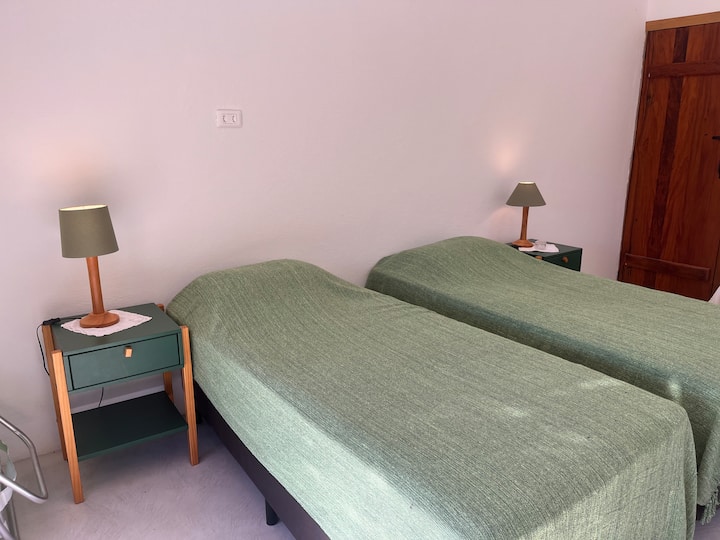 מיטות קופסה, כשהן יחד הן הופכות למיטת קינג סייז, עם כיסוי על המזרן, בלי מרווחים 