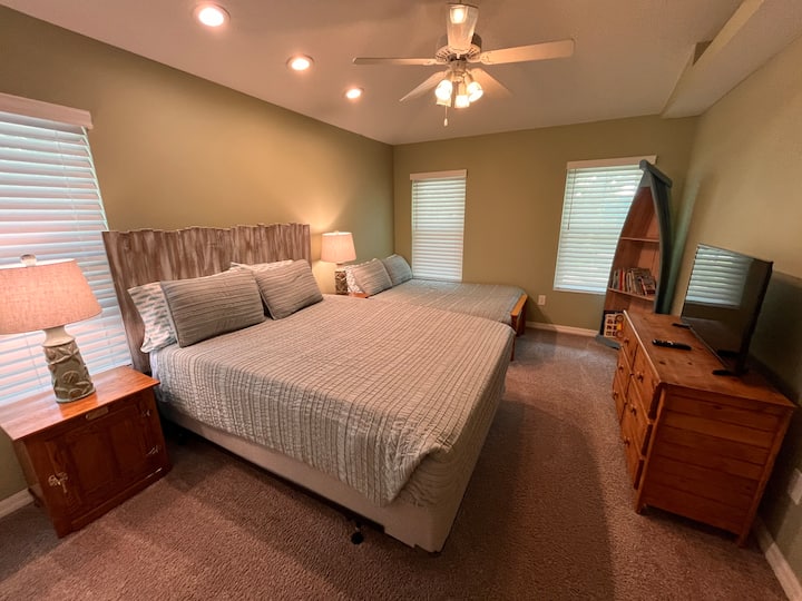 标准双人床和全尺寸床、电视和衣柜