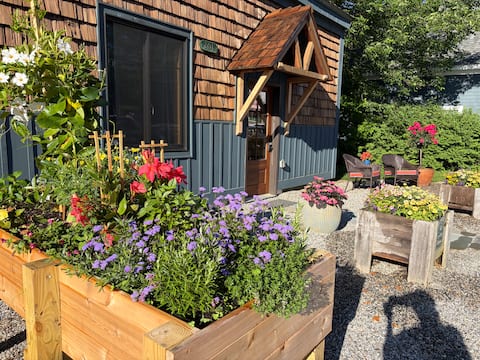 "Come Spring" Boutique Village Center Apartment