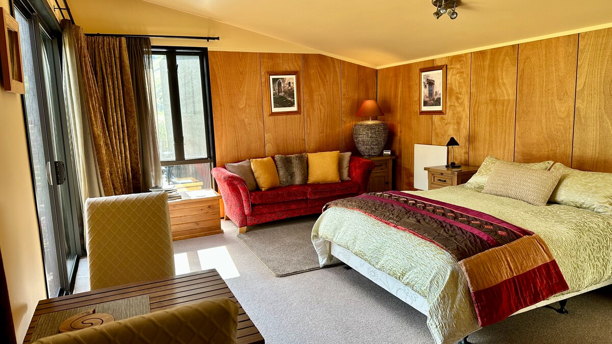 Top performing Airbnb: Hawkshead Boutique Studio & Gardens in Wānaka Outer