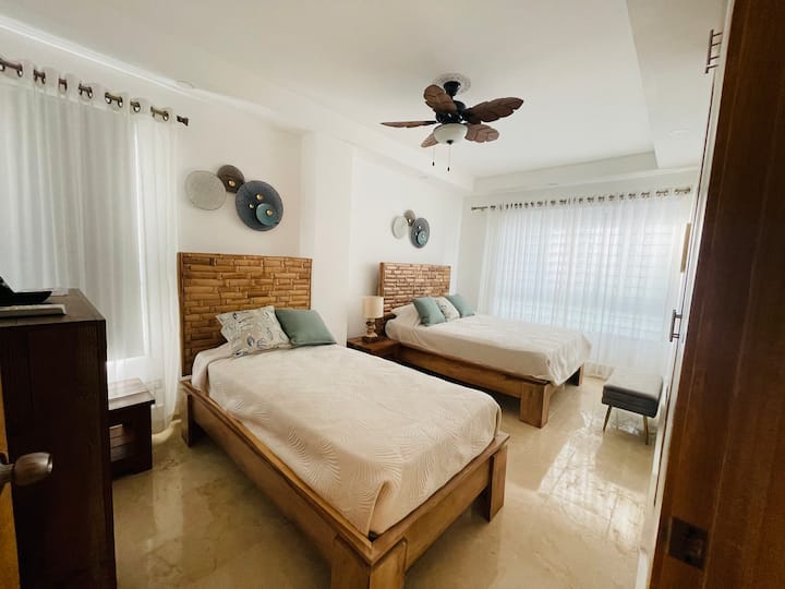 חדר שינה שני, מיטות קווין אנד טווין