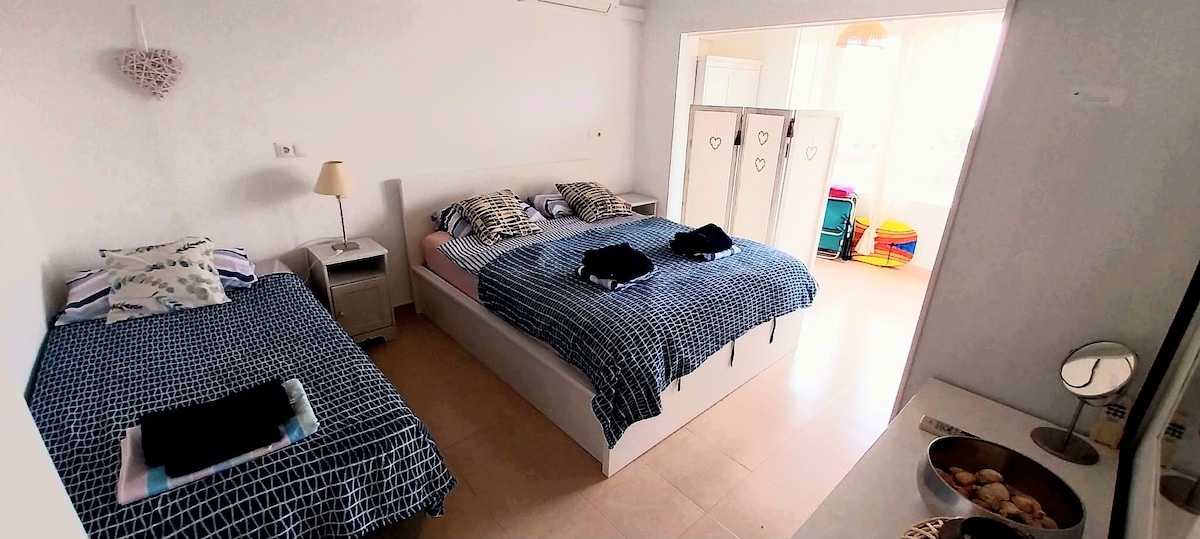 единично легло, двойно легло, нощни шкафчета, нощни лампи, гардероб, скрин, огледало, вентилатор на тавана, климатик