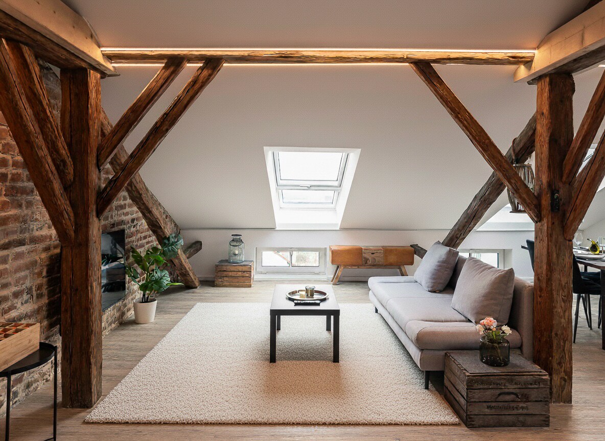 Sala de estar acogedora con TV de pantalla plana