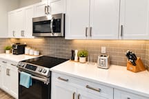 Heartland Stays - Cochrane Short Term Rental - Brand New 3 Bed Room Cozy Home with AC, Garage, BBQ
