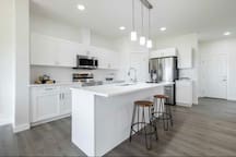 Heartland Stays - Cochrane Short Term Rental - Brand New 3 Bed Room Cozy Home with AC, Garage, BBQ