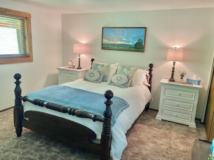 "חדר הפירות ". חדר השינה הראשי עם אמבטיה פרטית וטלוויזיה. שתי מנורות עם יציאות USB. 