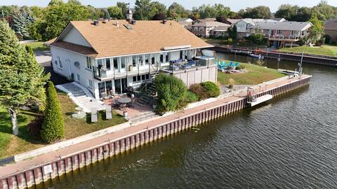 Lake House w/Hot tub & Pool table
