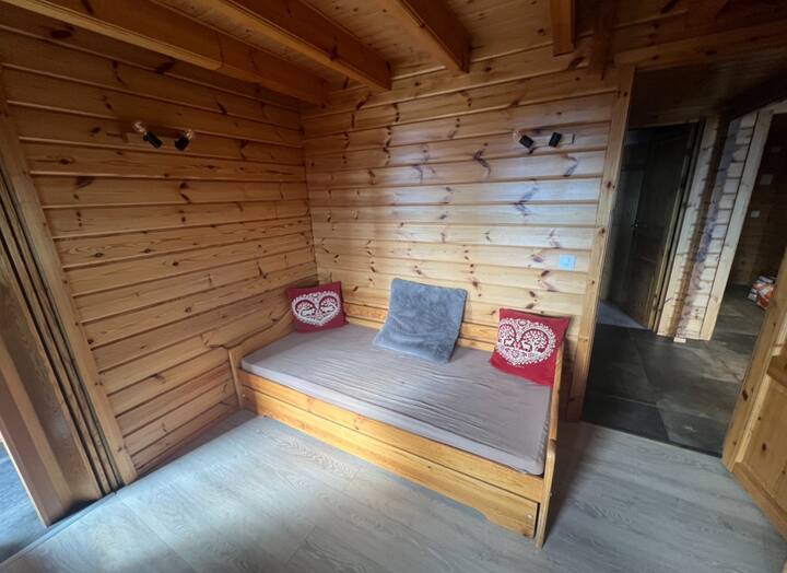 Spálňa 2 na prízemí s manželskou posteľou 2x 90/200 
S vlastnou kúpeľňou so sprchovacím kútom a SAUNOU