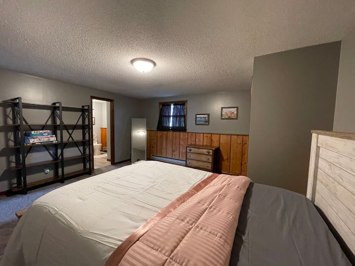 フルベッド。階下のリビングルームの隣。 ・トイレ付きの付属バス。 