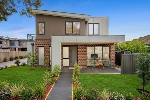 Luxury 3BR Townhouse Maidstone Near CBD| Highpoint