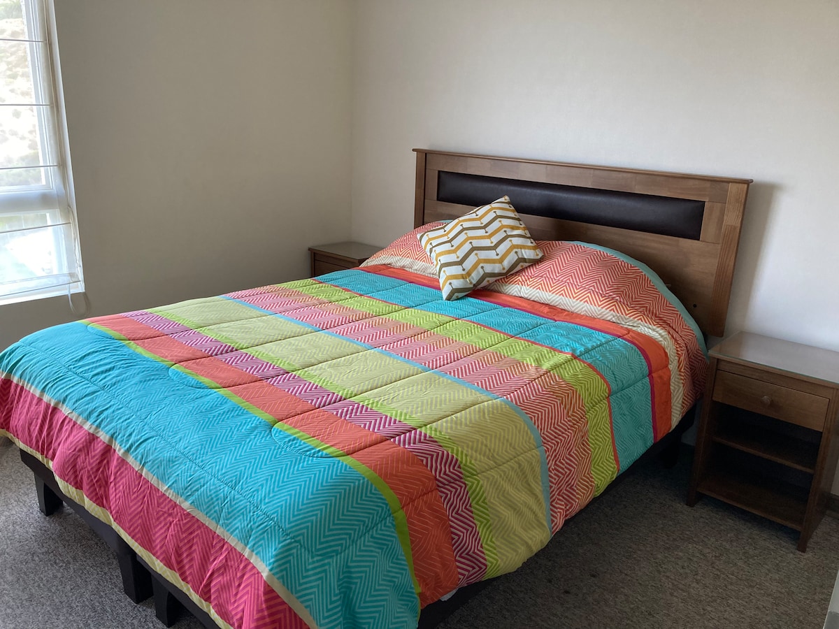 Chumba cha kulala A chenye kitanda cha viti 2 na bafu la chumbani 