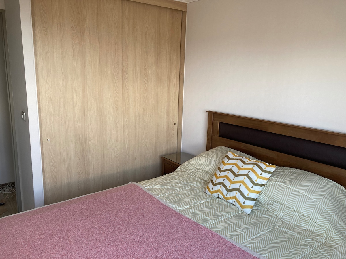 Chumba B cha kulala kilicho na kitanda na kabati la watu wawili