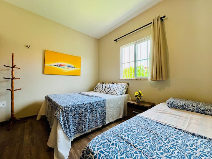 Dhomë gjumi me krevate në një pozicion tjetër 