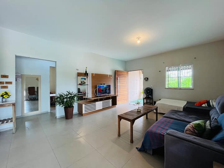 Dhoma e ndenjjes nga dera e ballkonit 