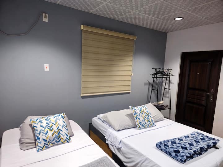Spazio con biancheria da letto adatto a 3 persone, composto da 1 letto matrimoniale e 1 letto singolo, dotato di coperte, lenzuola e più di 3 cuscini.