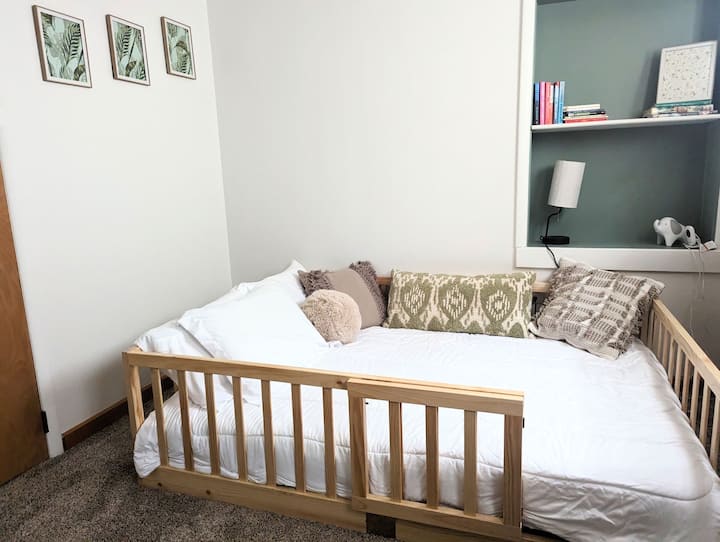 Სრული ზომის საწოლი 6-დუიმიან საწოლის ჩარჩოზე. Საწოლს აქვს ხის სტილის მონტესორის ჩარჩო, რომ თქვენი ბავშვები უსაფრთხოდ იყვნენ ან გამოიყენოთ წიგნების მოსაწყობად და წასაკითხად. Დატოვეთ ჭიშკარი ღია ზრდასრულებისთვის ან დახურეთ ის, რომ თქვენი წვრილმანები უსაფრთხოდ იყოს.