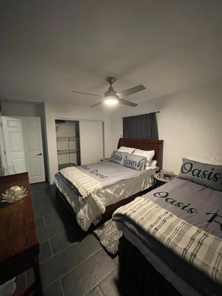 Dormitorio con 2 camas tamaño queen 