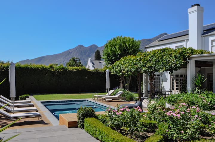 Le Bas de Laine Villa.  Sleeps 6–12 guests.
