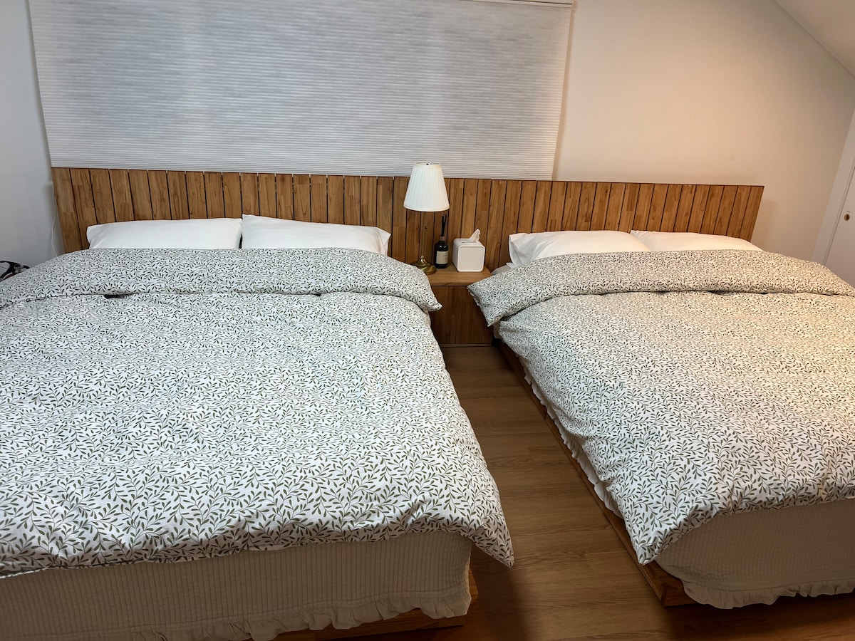 Dit is de slaapkamer op de eerste verdieping. 2 queensize bedden