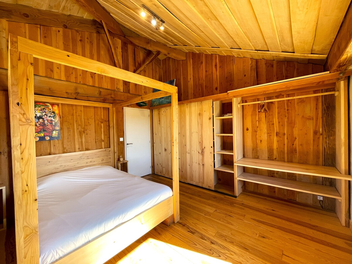 القدرة على إضافة سرير فردي أو سرير أطفال إلى هذه الغرفة. 