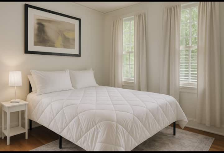 מיטה בגודל מלא.