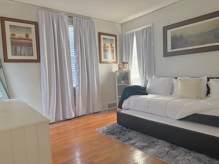 מבט קדמי על מיטת יום זוגית עם מיטה נפתחת מתחתיה 