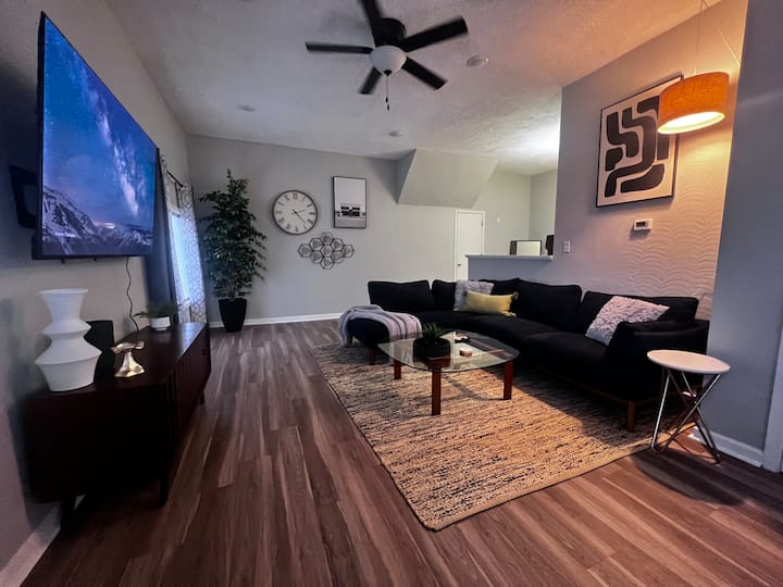 Two Bedroom, With Office And Garage Parking! - Milwaukee, WI