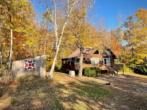 The Getaway Chalet - cozy lake & mountain outpost