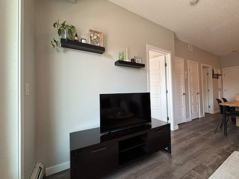 Successful Airbnb property: Trendy Condo in Central Calgary w/ King Sized Bed in Inglewood