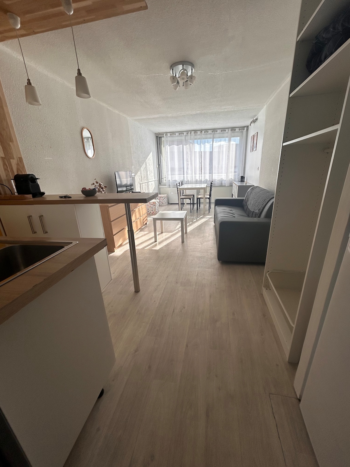 Svijetla soba s udobnim kaučem na razvlačenje, TV-om i mnoštvom prostora za odlaganje. 