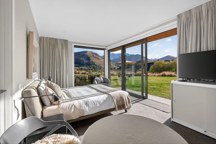 Super king bed, majestic views, indoor and outdoor dining areas, TV, AC, walk-in wardrobe, giant ensuite with steam shower, coffee/tea/kettle/toaster/microwave....it's all here for your enjoyment.