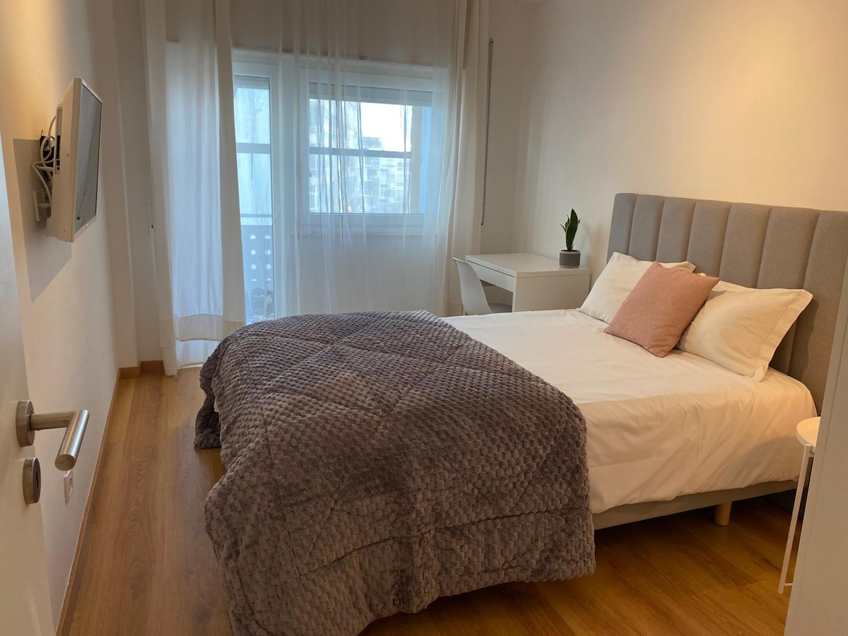 El dormitorio tiene un balcón y un televisor.