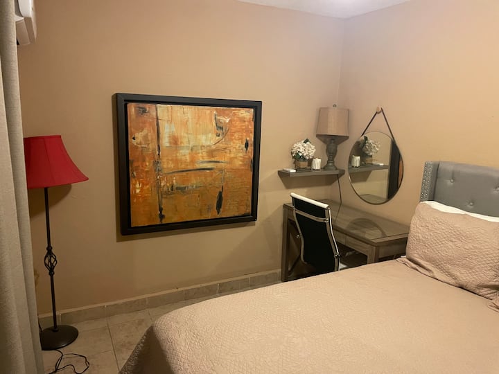 חדר שינה ראשון, עם מיטה זוגית, פינת עבודה, פינת עבודה ומיזוג אוויר עם חימום.